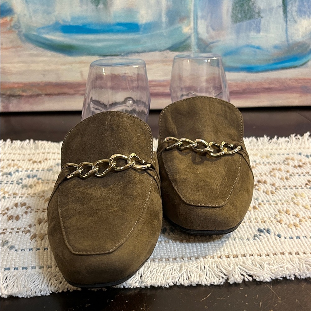 New Directions olive green Suede Footwear with Gold Logo size 8.5 - Picture 2 of 7